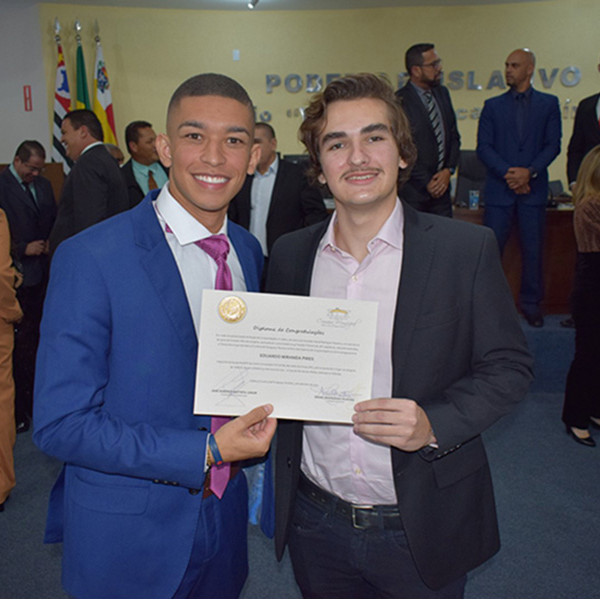 Vereadores homenageiam jovem paraguaçuense pela conquista do 1º lugar na Copa do Mundo dos Robôs