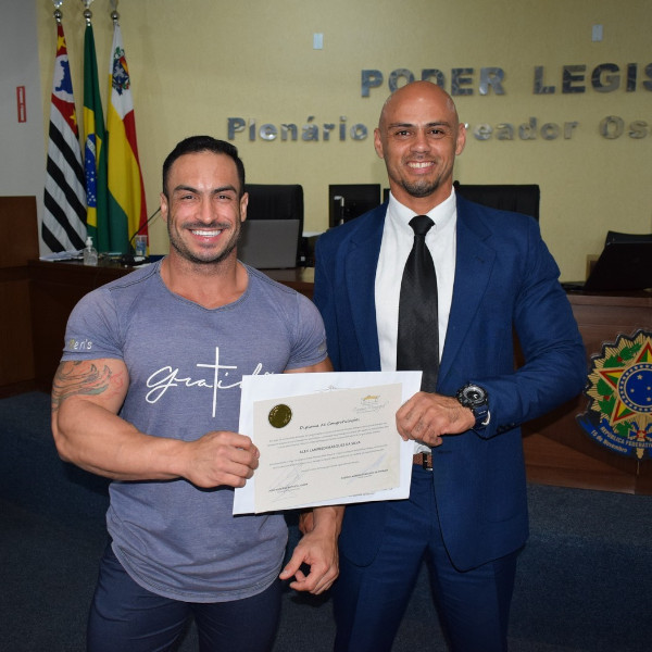 Fisioculturista Alex Perninha é homenageado pela Câmara de Vereadores