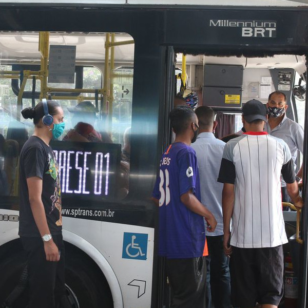 Máscaras deixam de ser obrigatórias no transporte público de SP