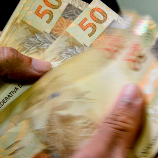 Orçamento de 2023 prevê salário mínimo de R$ 1.302