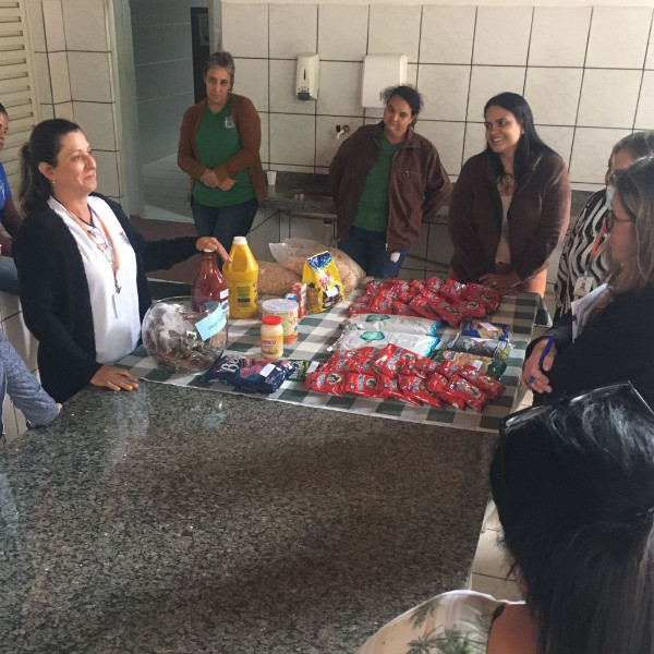 Gestores das escolas municipais fazem visita técnica à Divisão de Alimentos