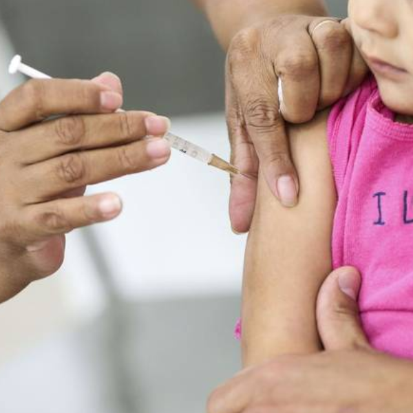 Especialista alerta sobre os riscos da redução da vacinação infantil