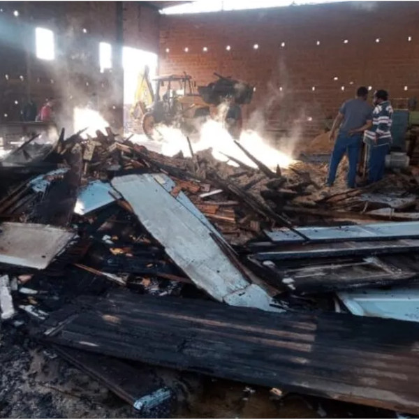 Incêndio no Serviço de Transporte da Saúde de Marília mobiliza bombeiros