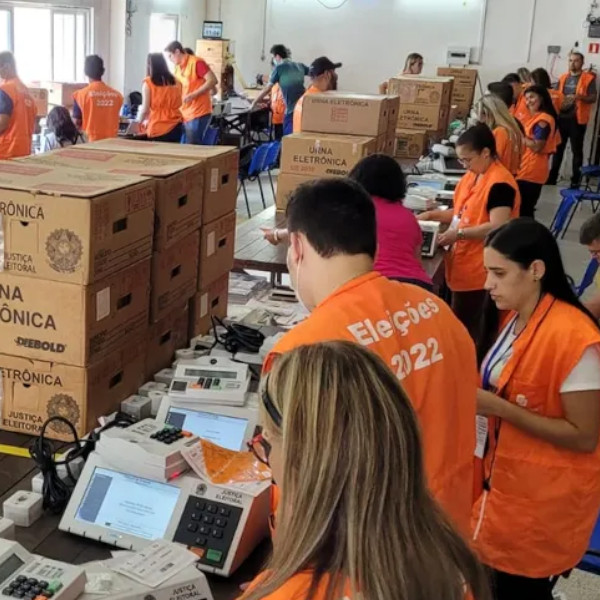 Cartórios iniciam carga e lacração das urnas