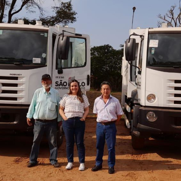 Prefeitura recebe dois caminhões coletores/compactadores