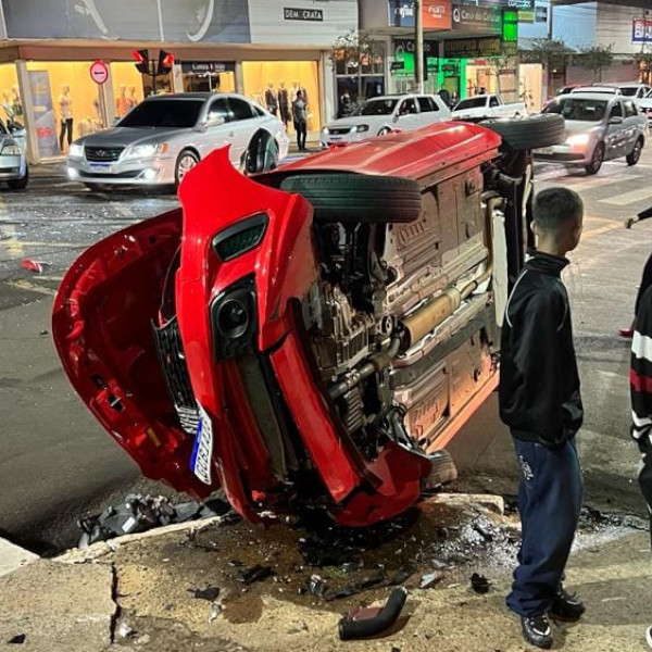 Carro em alta velocidade causa acidente no centro de Assis