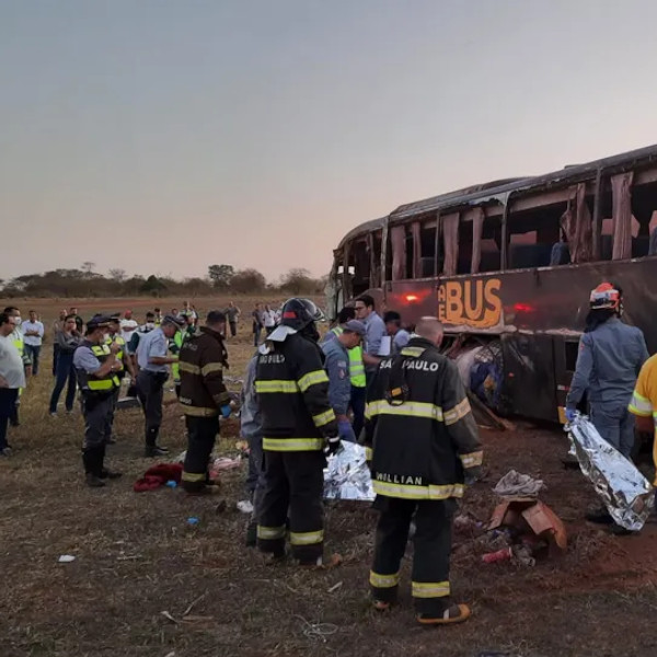 Duas pessoas morrem e 20 ficam feridos em acidente de ônibus