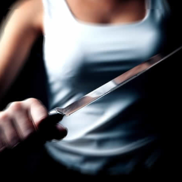 Mulher mata marido com golpe de faca