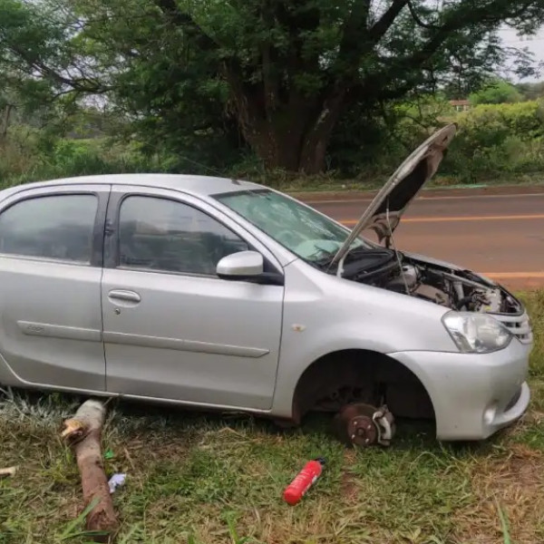 Veículo furtado é encontrado sem as quatro rodas