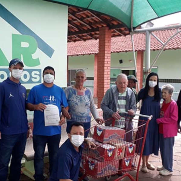 Departamento de Esporte e Lazer faz entrega de leite ao Lar dos Idosos