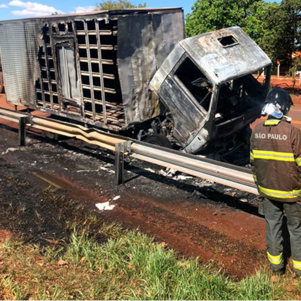 Caminhão pega fogo e fica completamente destruído em rodovia