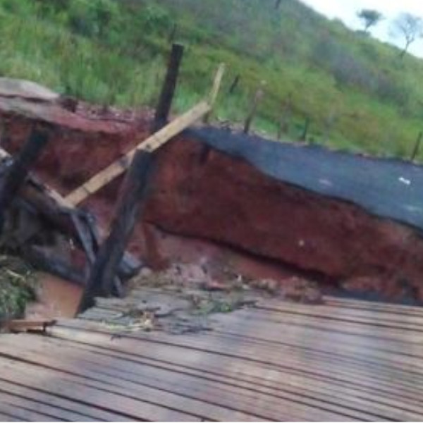 Ponte improvisada por moradores cai por causa da chuva