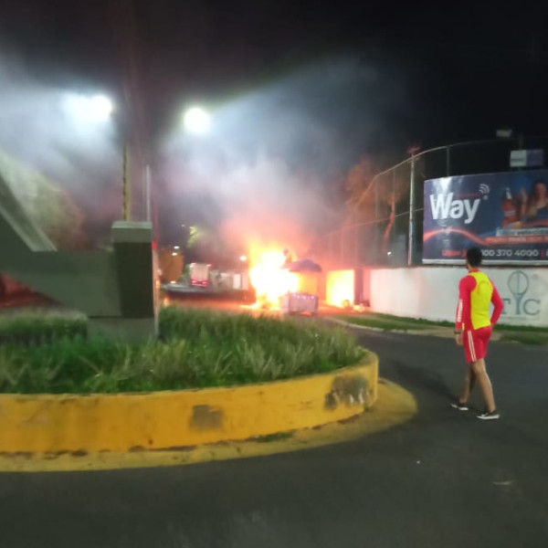 Incêndio interdita Avenida Galdino e assusta moradores de Paraguaçu