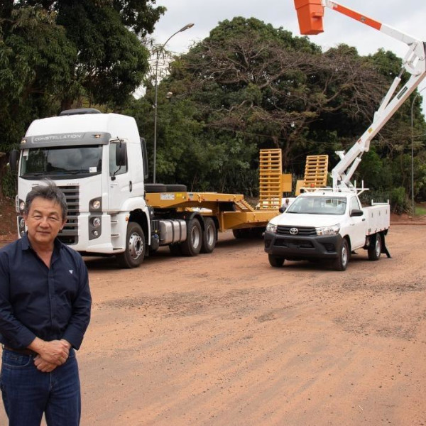 Prefeitura de Paraguaçu adquire caminhão prancha