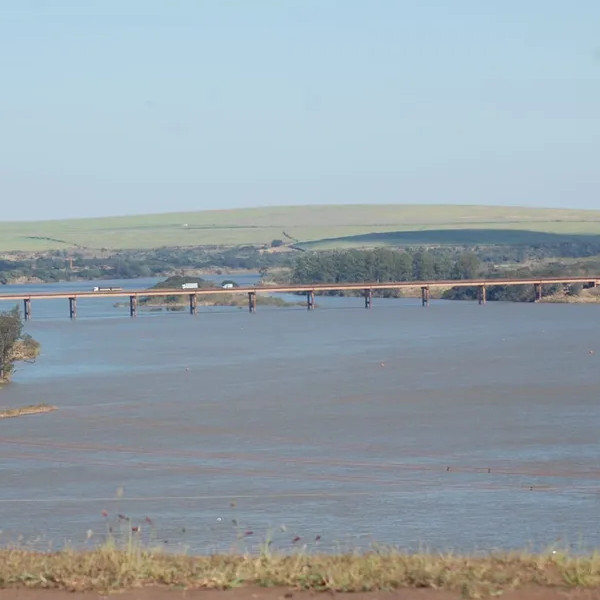 Obras de manutenção na ponte do Rio Paranapanema interdita local por 4 meses