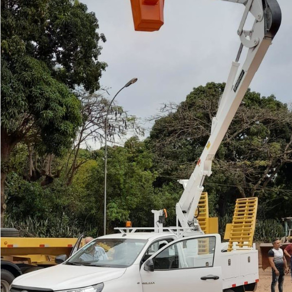 Prefeitura adquire caminhonete adaptada para serviços de iluminação pública