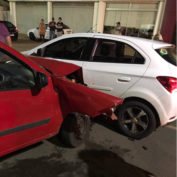 Embriagado, motorista perde controle da direção e bate em três carros na Avenida Siqueira Campos