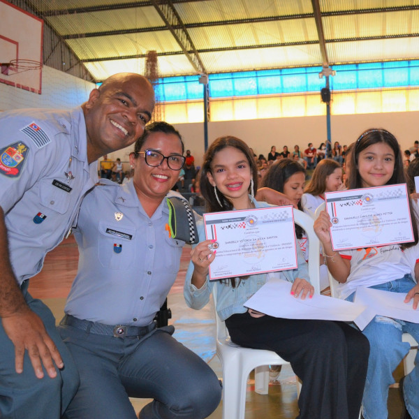 Cerca de 180 alunos participam de cerimônia de formatura do PROERD em Maracaí