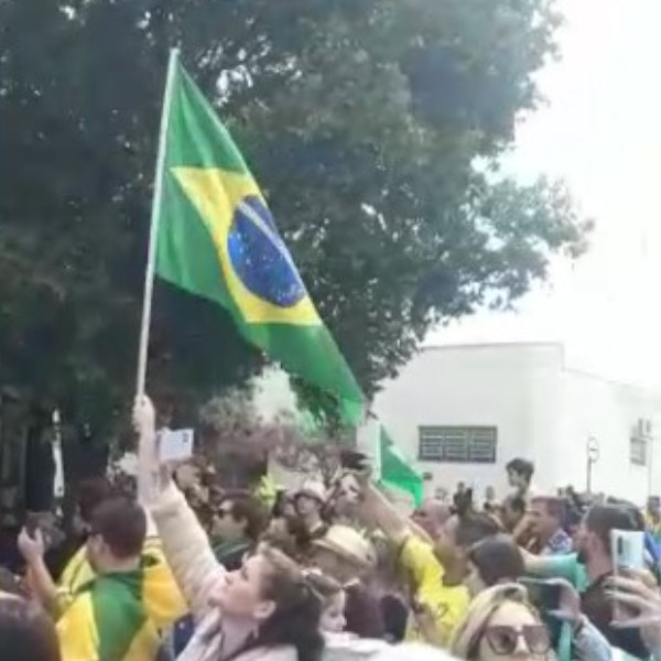 Manifestantes se reúnem em frente ao TG de Paraguaçu Paulista
