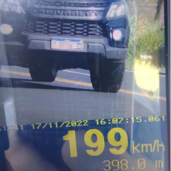 Carro é flagrado a quase 200 km/h durante fiscalização em rodovia