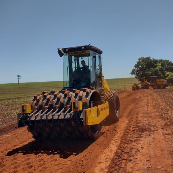 Prefeitura de Paraguaçu adquire máquina compactadora