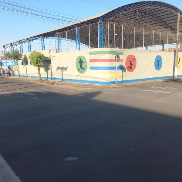 Quadra Elzinha recebe pintura e nova iluminação