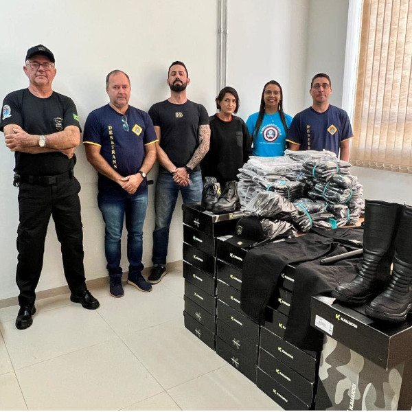 Prefeitura entrega novos uniformes aos vigias municipais