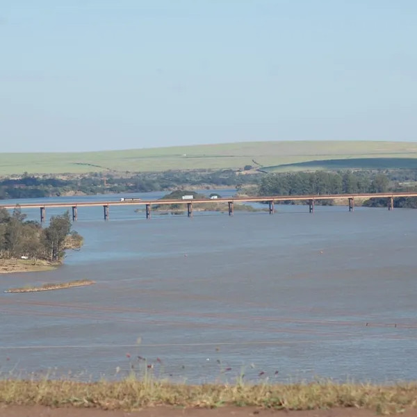 Ponte sobre o Rio Paranapanema na divisa entre os estados de SP e do PR é interditada nesta quarta