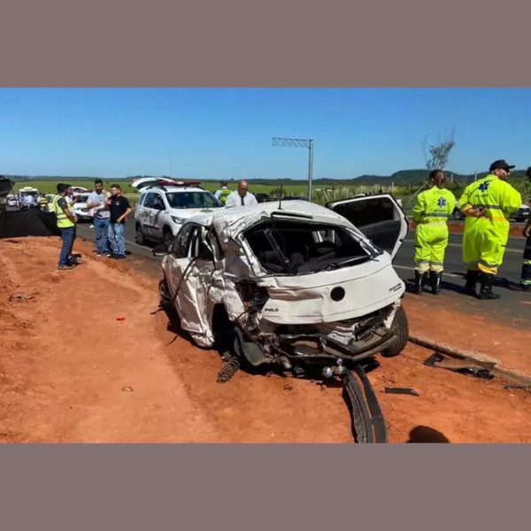 Passageiro morre em acidente entre carro de grupo de estudantes que voltava de formatura e caminhão