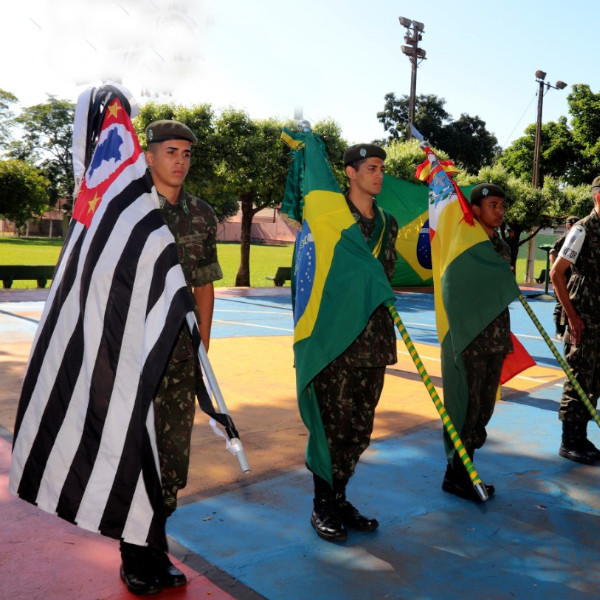 Tiro de Guerra realiza formatura alusiva ao Dia da Bandeira