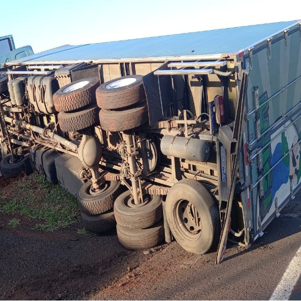 Passageiro de caminhão morre em acidente na Rodovia Raposo Tavares, em Maracaí