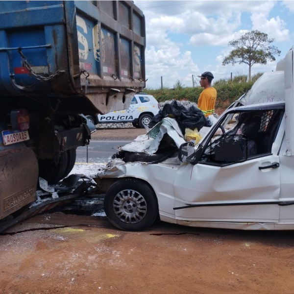 Idoso morre após carro invadir área de obra e colidir contra caminhão em rodovia de Assis