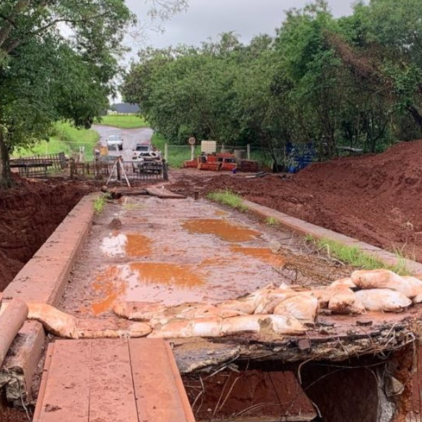 Prefeito Antian acompanha construção da ponte sobre o Rio Capivara, no Distrito de Roseta