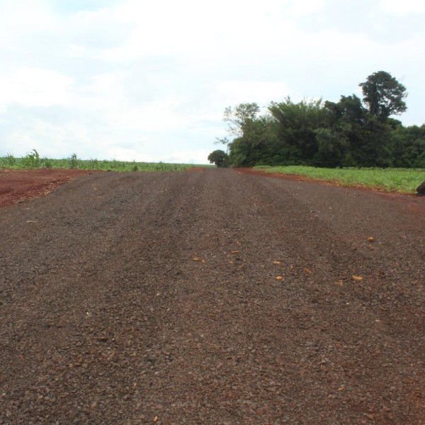 Prefeitura Municipal realiza empedramento em Estrada Rural localizada no Alto São Matheus