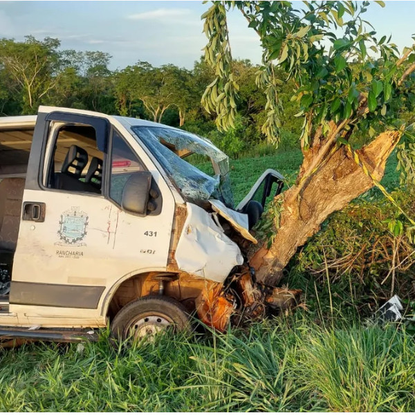 Colisão entre carro e van da saúde municipal de Rancharia deixa uma pessoa morta
