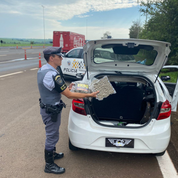 Mulher é presa transportando 12 pacotes da droga skank na região