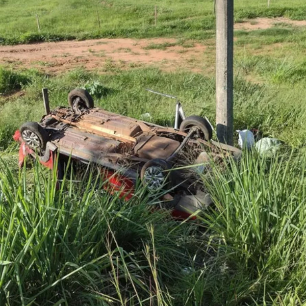 Capotamento de caminhonete deixa duas pessoas feridas em rodovia de Tupã