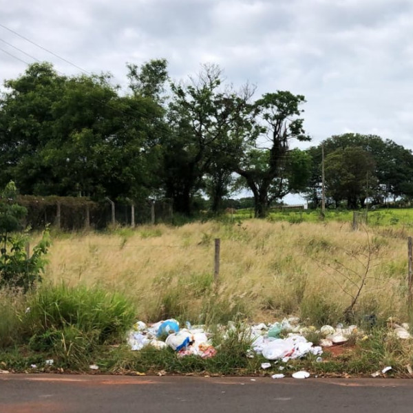 Moradora de Paraguaçu reclama de mato e lixo em terrenos; Prefeitura se manifesta