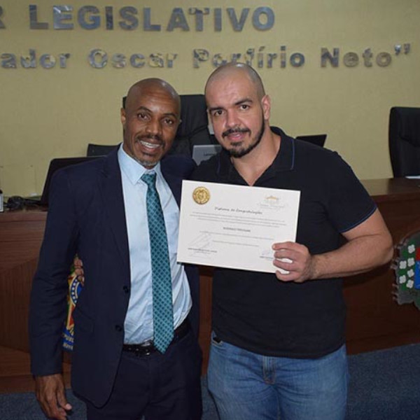 Professor Rodrigo Trevisan, mestre nacional de xadrez, é homenageado pela Câmara de Vereadores