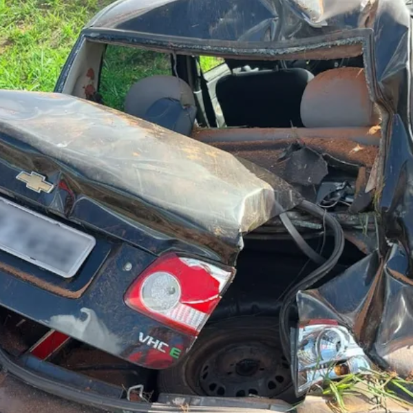 Motorista é arremessado para fora do carro durante capotamento e morre em rodovia de Martinópolis