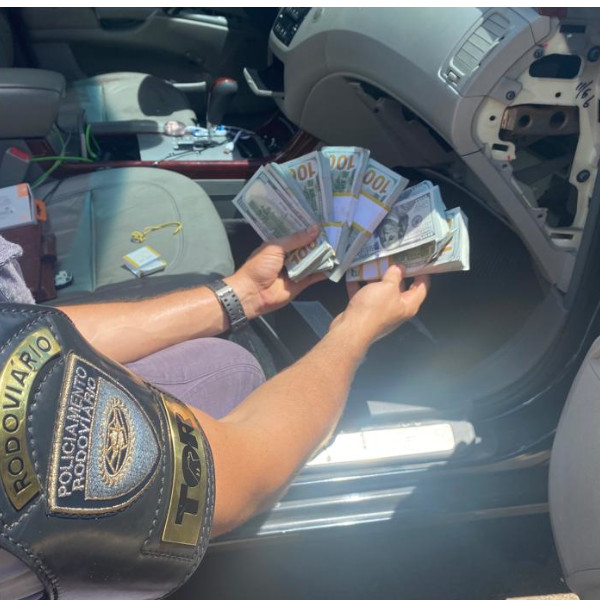 PMR apreende mais de 70 mil dólares em fundo falso de veiculo; vídeo