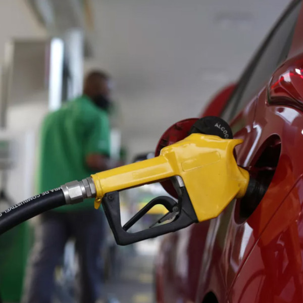 Consumidor não deve abastecer carro com preço de combustível reajustado, orienta Procon-SP