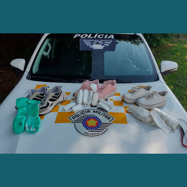 Bolivianos são presos com drogas escondidas em palmilha de tênis