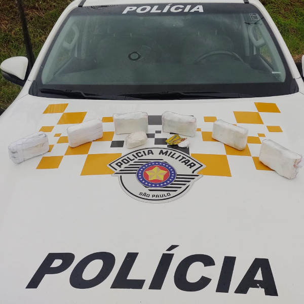 Bolivianas são presas com pasta base de cocaína em abordagem a ônibus; vídeo