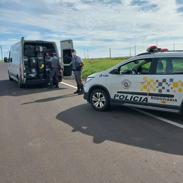 Polícia Rodoviária apreende van com cerca de R$ 150 mil em mercadorias falsificadas