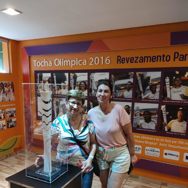 Turistas visitam o Memorial da Passagem da Tocha Olímpica de Paraguaçu
