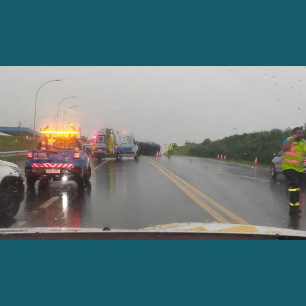 Aquaplanagem causa acidente com cinco pessoas gravemente feridas em rodovia, em Martinópolis