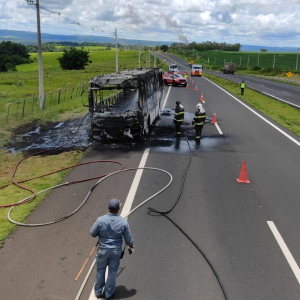 Ônibus de trabalhadores rurais pega fogo na SP-333, no sentido Paraguaçu a Marília