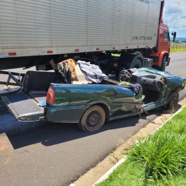 Caminhão arranca teto de carro em batida às margens da SP-321