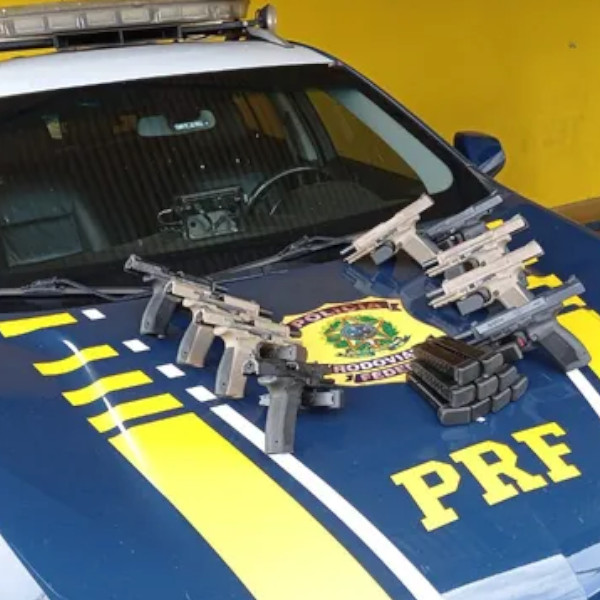 Homem é preso transportando nove pistolas no tanque de combustível de veículo